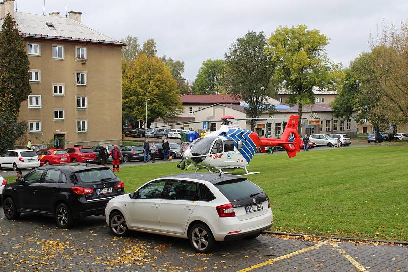 Vrtulník záchranné služby při zásahu v Havířově.