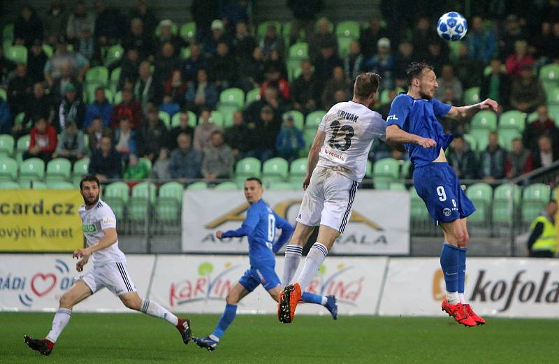 Karvinští fotbalisté (v bílém) zaslouženě porazili Liberec 2:1.
