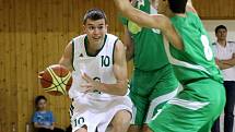 Karvinští basketbalisté (v bílém) v duelu se Šumperkem prohráli.