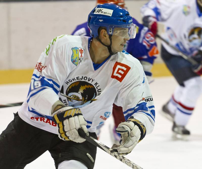 Orlovští hokejisté (v bílém) mají v letošní sezoně ambice postoupit. Snímky z prestižního duelu s SK Karviná.