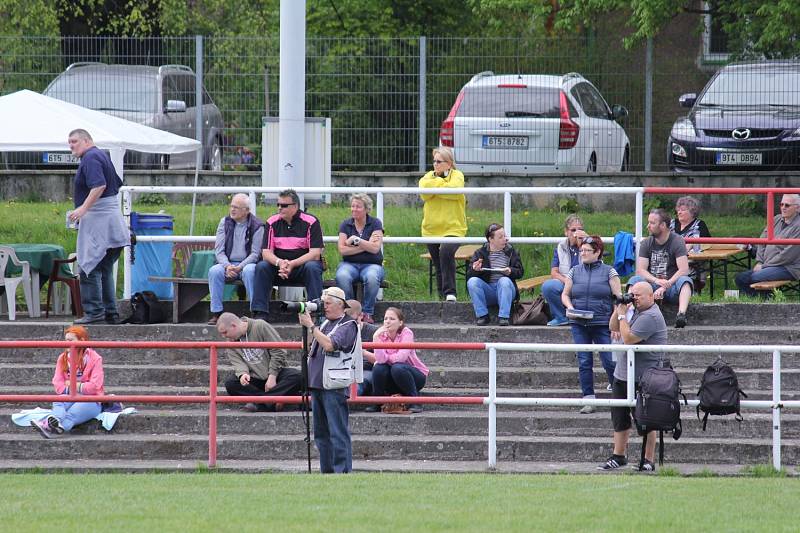 V Havířově proběhl elitní turnaj ženského ragby. Domácí hráčky (v růžovém) na něm poprvé v historii vyhrály.