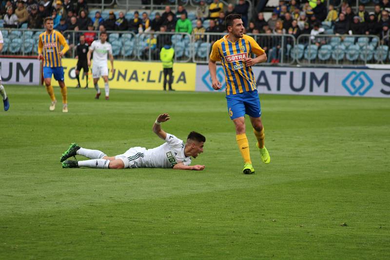 Karvinští fotbalisté (v bílém) prohráli v Opavě 0:1.