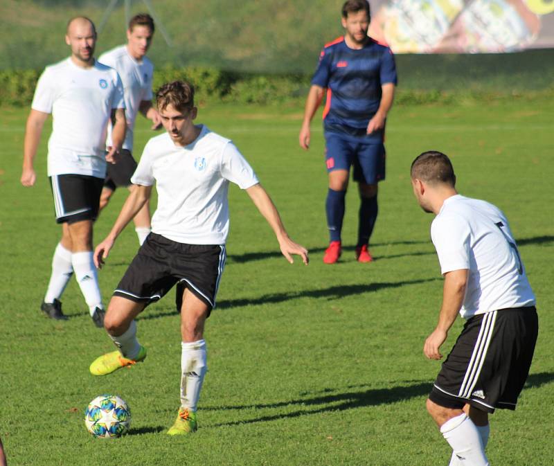 Fotbalisté petrovického Interu (v bílém) připravili Hnojníku první porážku v soutěži.