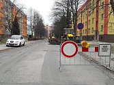 V pondělí ráno začala další část opravy ulice Ciolkovského v Karviné-Ráji. Úsek od křižovatky s ul. V Aleji až k restauraci Myslivna je nyní neprůjezdný.