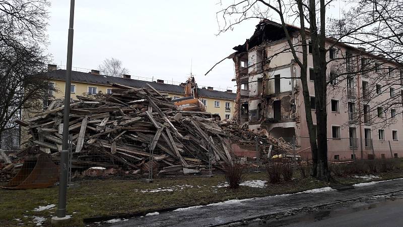 V Karviné-Novém Městě začaly demolice dalších asi 60 vchodů. Byty byly zdevastované po nepřizpůsobivých nájemnících a jejich majitel - spol. Residomo - se domy rozhodl strhnout.