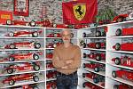 Karvinský modelář Milan Paulus a jeho sbírka kultovních vozů značky Ferrari.