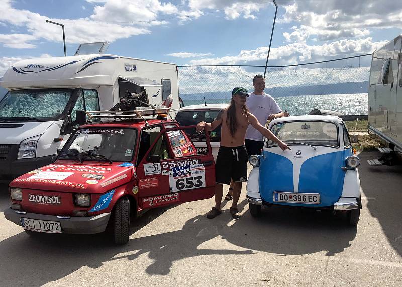 Do některých prudších kopců musela posádka Fiat 126p doslova tlačit očima.