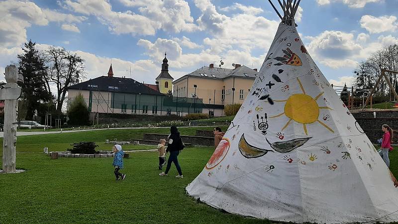 Zábavu dětem a pohodu dospělým nabízí Park Dakol v Petrovicích u Karviné. Velkou atrakcí je bezesporu mini zoo, kde si děti mohou zvířata vzít i do ruky.