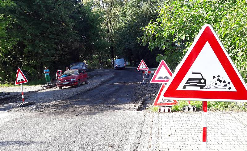 Michálkovická ulice spojující Ostravu-Michálkovice a Rychvald je rozkopaná, opravuje se. Průjezdná je, ale řidiče zbrzdí dva semafory.