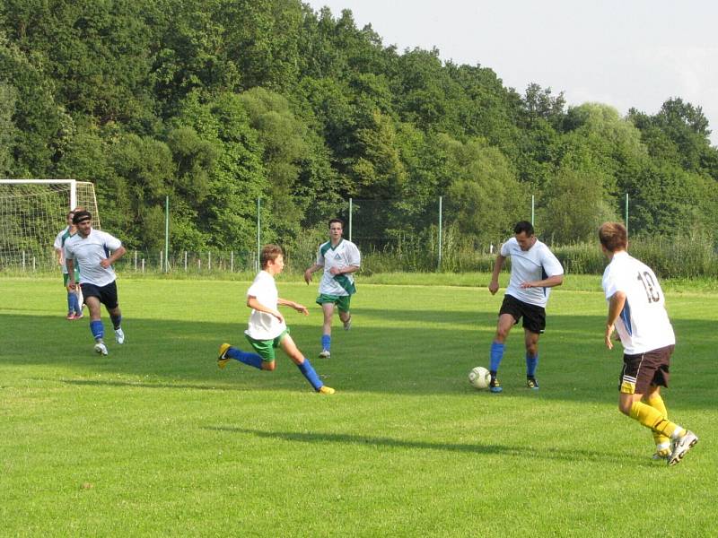 Přípravné přátelské utkání mezi mladším dorostem MFK Havířov a A týmem hokejového AZ Havířov. 
