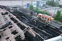 Snímky požárem poškozené střechy výrobní haly v Českém Těšíně. Foto: hasiči MSK