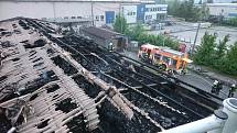 Snímky požárem poškozené střechy výrobní haly v Českém Těšíně. Foto: hasiči MSK
