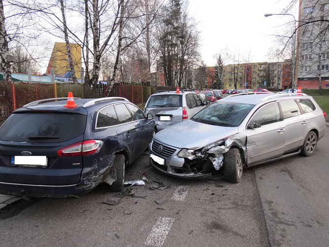 Několik zaparkovaných vozů naboural v sobotu v Karviné ve Slovenské ulici řidič pod vlivem alkoholu.