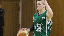 Basketbalovým juniorům Karviné (v zeleném) se moc nevede, ale na udržení v soutěži rozhodně mají.