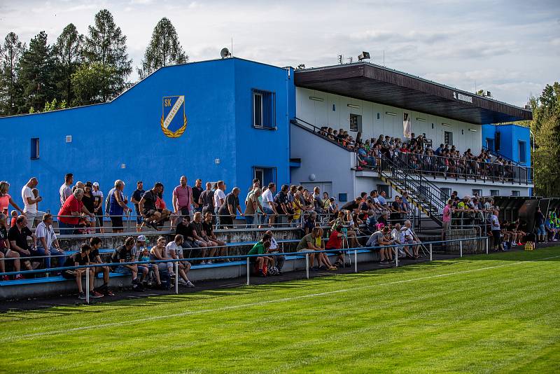 V okresním derby byly šťastnější Dětmarovice (v bílém), které zdolaly Havířov 2:1.