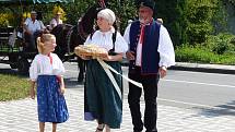 Ve Stonavě slavili v neděli tradiční dožínky. Obcí projel průvod alegorických vozů, světil se chléb, lidé mohli ochutnat koláčky nebo prejt.