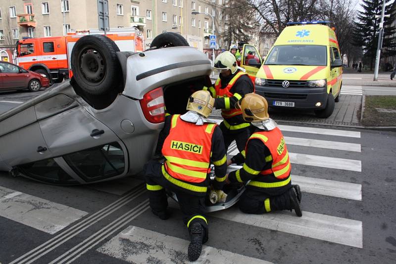 Nehoda dvou automobilů na Hlavní třídě v centru Havířova. 