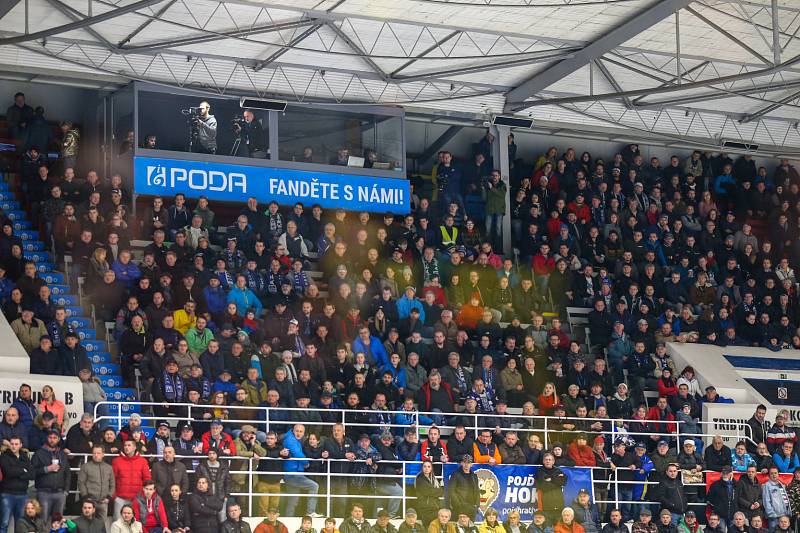 Havířovští hokejisté (v bílém) nestačili na Kladno a dál bojují o play-off.