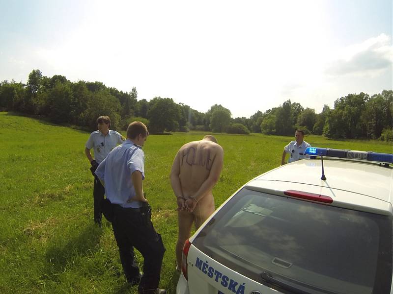 Nahého motorkáře zadrželi policisté. 