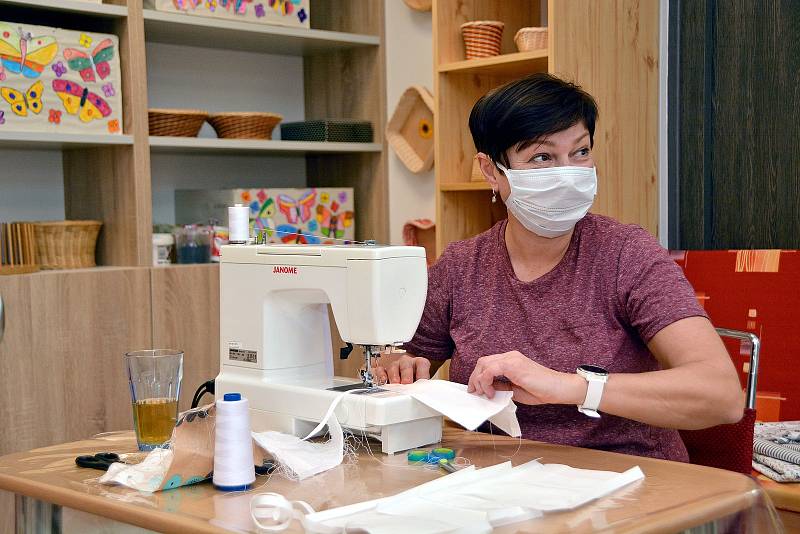 Roušky už šijí i klienti a pracovníci terapeutických dílem v Centru sociálních služeb v Bohumíně.