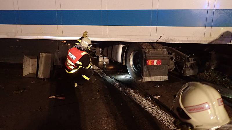 Nehoda kamionu uzavřela půl dálnice D48.