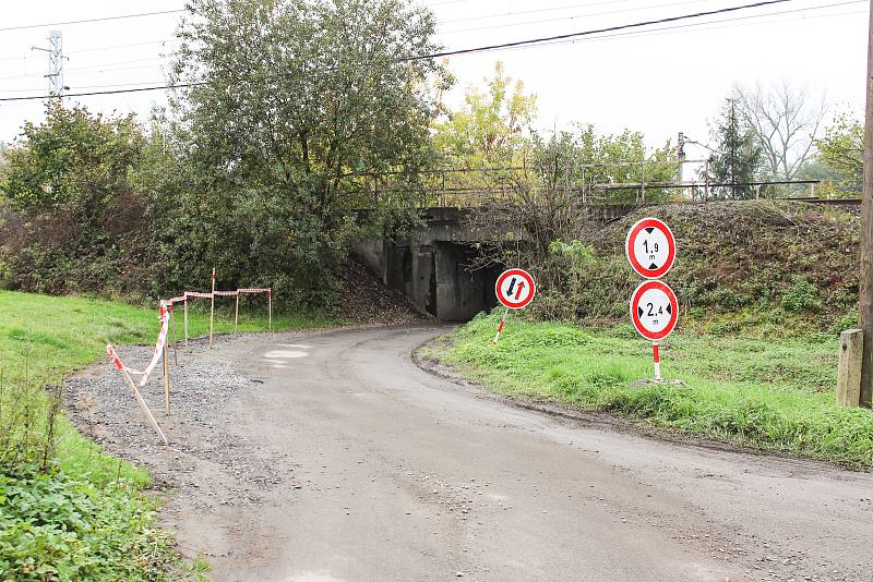 Cestu pod rybníkem Větrov, tzv. Buvolí stezku, (zne)užívají  i řidiči z Petrovic a Polska, kteří si tak zkracují několikakilometrovou objížďku přes Karvinou.