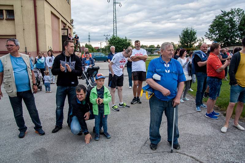 Fotbalisté TJ Petřvald (v bílém) si na závěr okresního přeboru Karvinska poradili s Viktorií Bohumín 11:0.