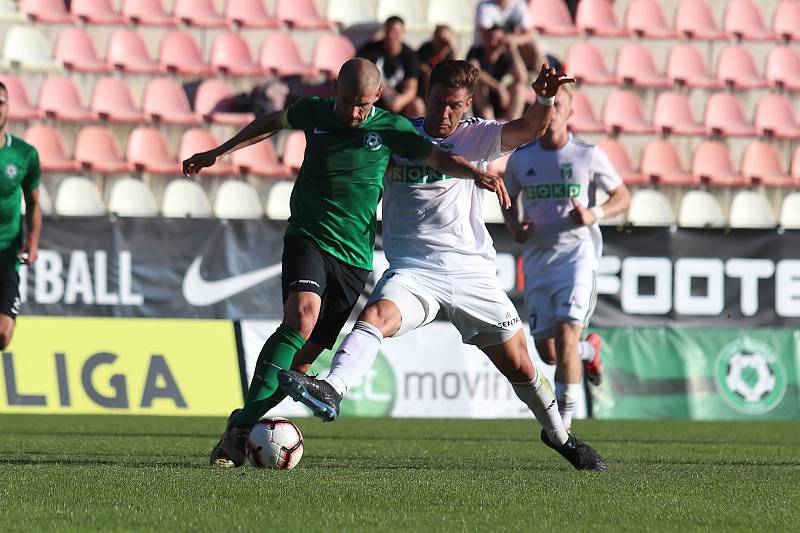 Karvinští fotbalisté (v bílém) vyhráli v Příbrami 2:0.