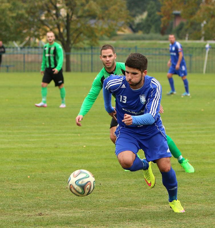 Petrovická Lokomotiva (v modrém) prohrála doma v souboji předních týmů divize s Petřkovicemi.