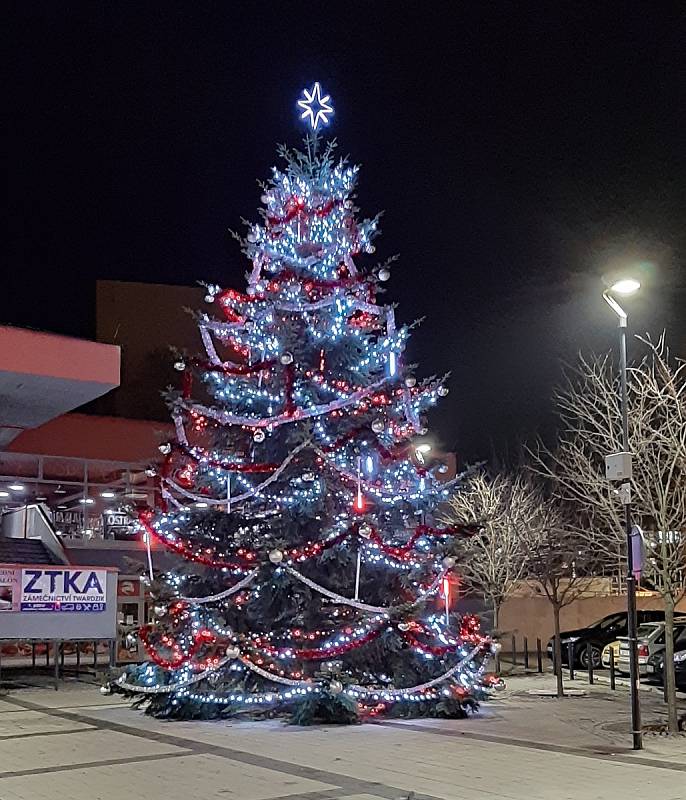 Vánoční výzdoba v Karviné. Vánoční strom u kina Centrum..