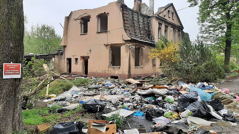 Domy v bývalé hornické kolonii Pokrok v Petřvaldu jsou vyrabované a před nimi tuny odpadu. Vzniká tam obří černá skládka.