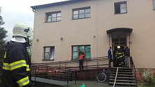 Několik jednotek hasičů zasahovalo v domě obývaném seniory v Horních Bludovicích, kde byl hlášen výbuch plynu.