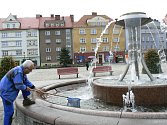 Edvard Kajfosz denně čistí fontánu. 