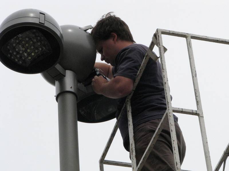 Práce na veřejném osvětlení. Na snímku technik instaluje diodové lampy na Široké ulici v Havířově. 