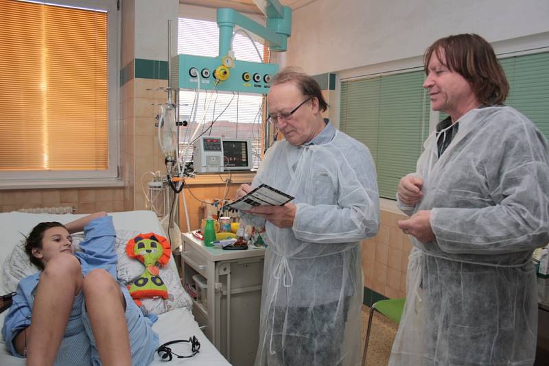 Dětské pacienty v havířovské nemocnici potěšili svou návštěvou a dárky od sdružení Kiwanis Olympici Petr Janda a Milan Broum. 