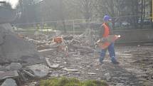 V Karviné pokračuje rekonstrukce kina Centrum. V sobotu se dělníci pustili do demolice ochozu kina.