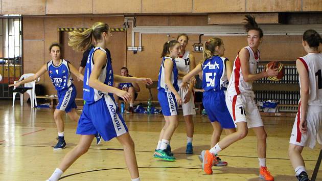 Basketbalové kadetky Havířova (v bílém) už figurují v nejvyšší soutěži.