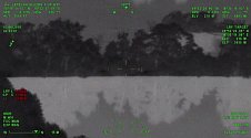 Záběry z vrtulníku z průběhu noční akce.