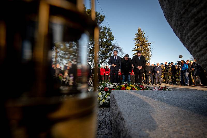 Ve Stonavě se konal pietní akt k uctění památky 13 horníků, kteří před rokem zahynuli v Dole ČSM-Sever při výbuchu metanu. Památku havířů připomíná v centru obce žulový monument ve tvaru slzy, 20. prosince 2019.