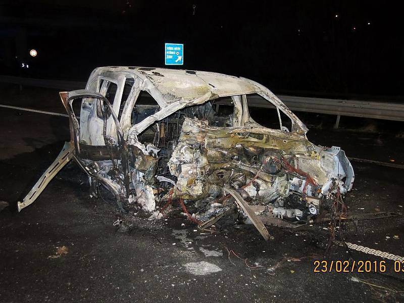 Následky tragické nehody s požárem automobilu v Šenově.  