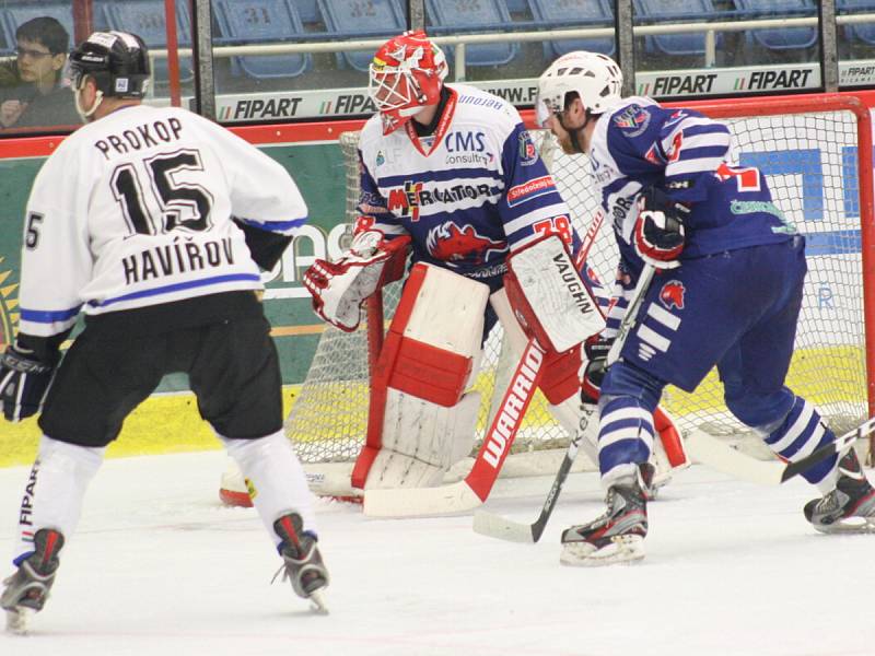 Havířovští hokejisté (bílé dresy) proti Berounu nepřekvapili, prohráli 2:4.