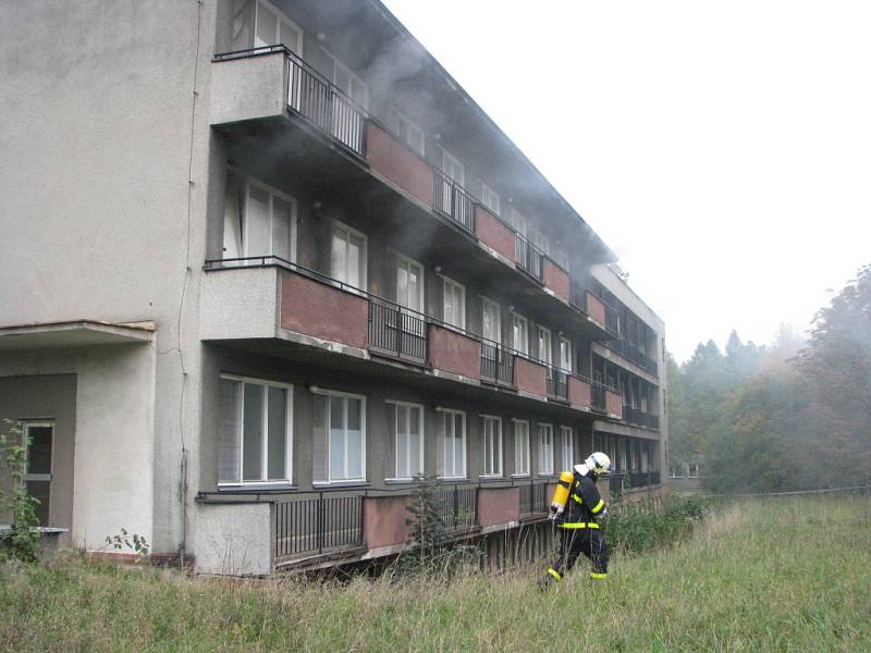 Cvičení policejního komanda a hasičů v havířovské nemocnici. Požár zachvátil celý objekt pavilonu.