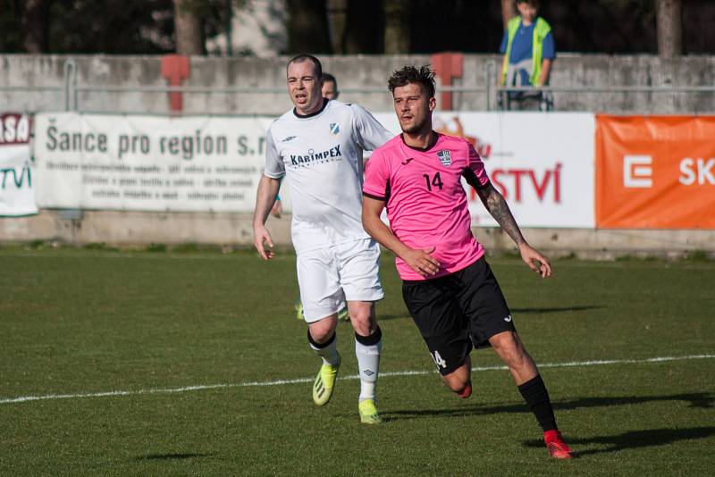 Okresní derby v divizi. Dětmarovice (v bílém) porazily Havířov 1:0.