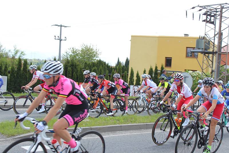 Peloton cyklistek při průjezdu Havířovem.