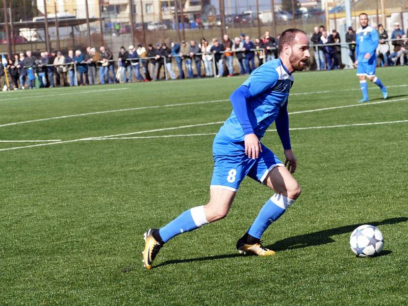 Havířovští fotbalisté (v modrém) při vstupu do jarní části divize zdolali Šternberk 5:0.