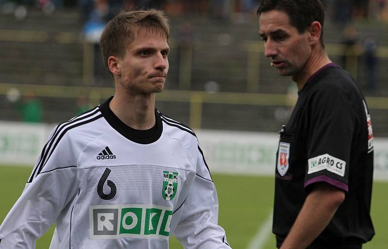 Z utkání Karviná (v bílém) - Sokolov 1:0.