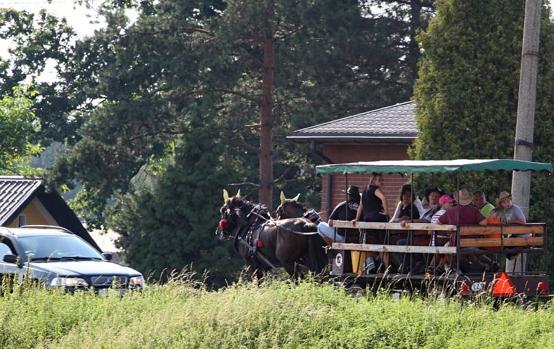 Sobotní fotbalové odpoledne v Petrovicích. V poháru postoupil Frýdek (v bílém).