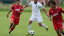 Fotbalisté Karviné (v bílém) si na Slovensku zahráli se Zlatými Moravci. Prohráli 2:3.