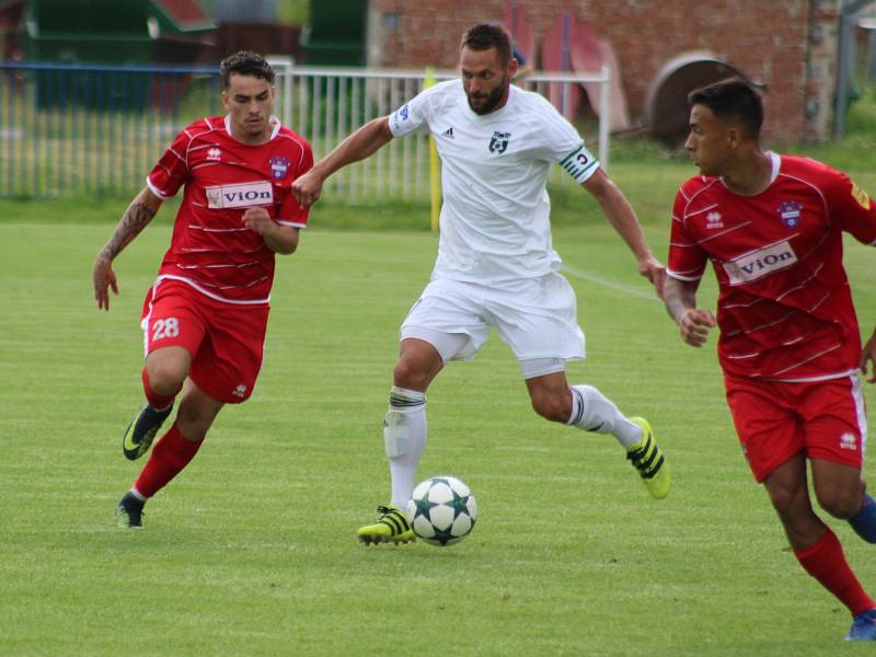 Fotbalisté Karviné (v bílém) si na Slovensku zahráli se Zlatými Moravci. Prohráli 2:3.