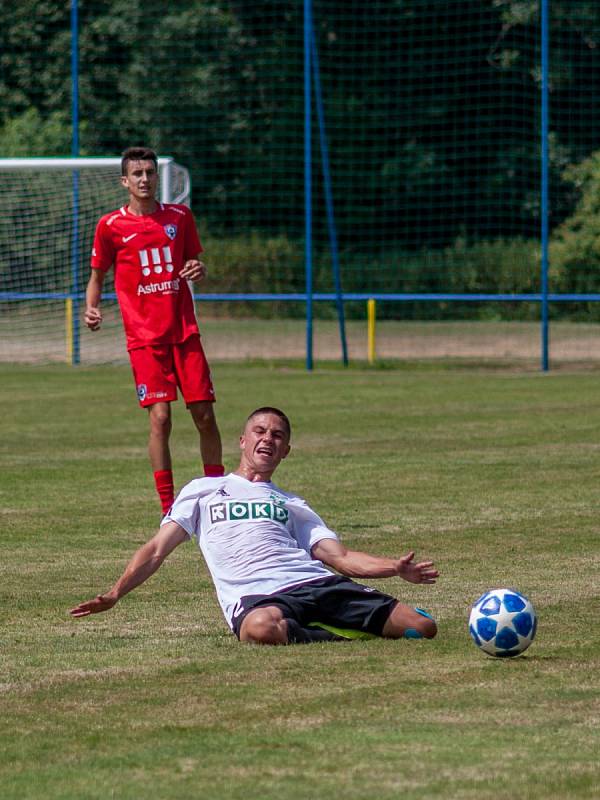 Karvinští fotbalisté (v bílém) v utkání proti Vítkovicím.